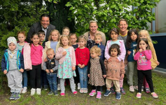 Newsbild von der Übergabe der Sonderprämie vom Maxilauf an eine Kita